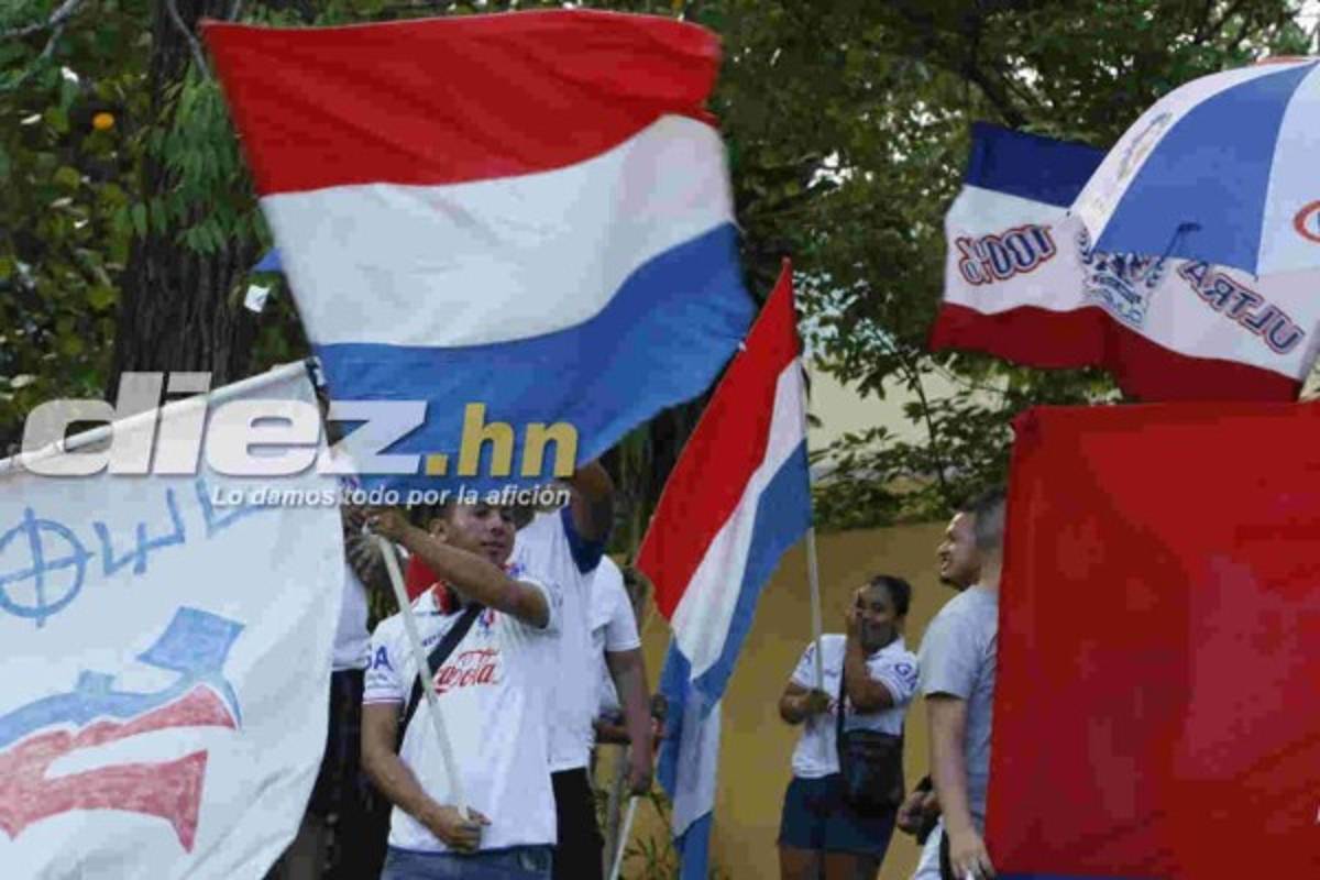 Barra del Olimpia llegó a motivar al plantel previo al juego ante Saprissa