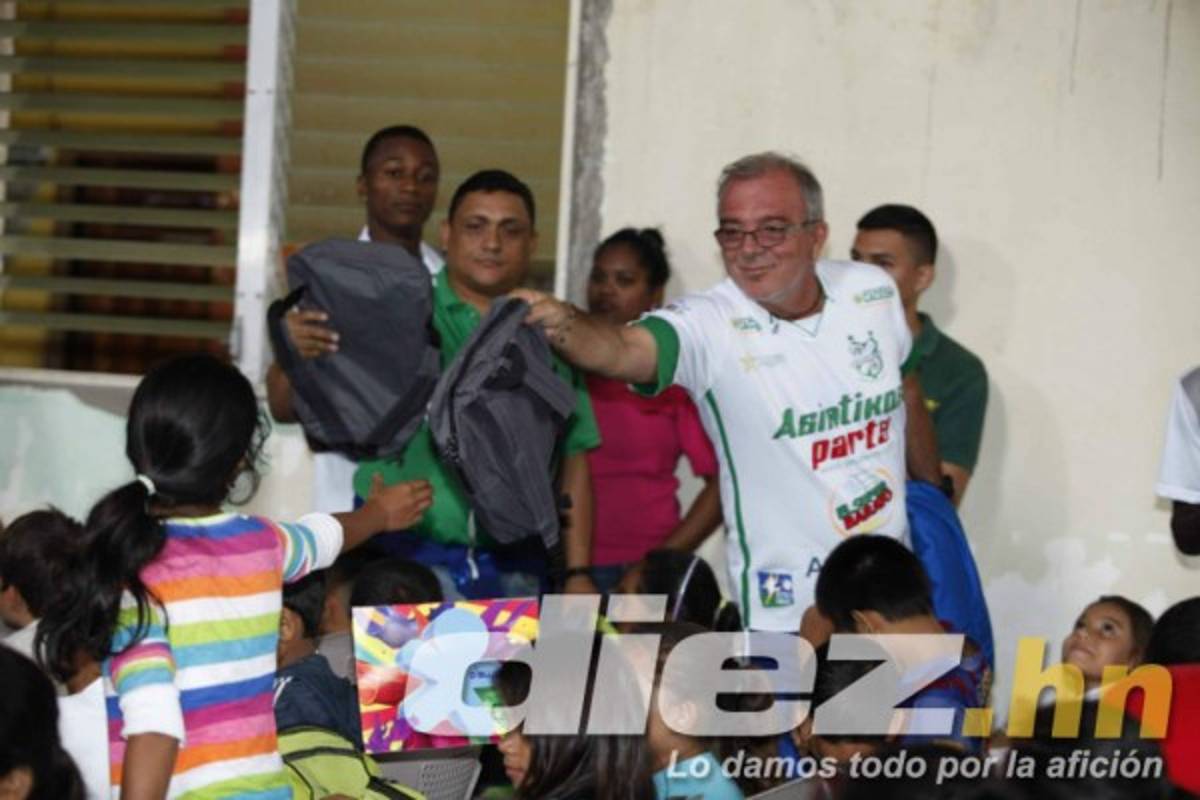 FOTOS: Jugadores del Platense regalan a niños mochilas con útiles escolares