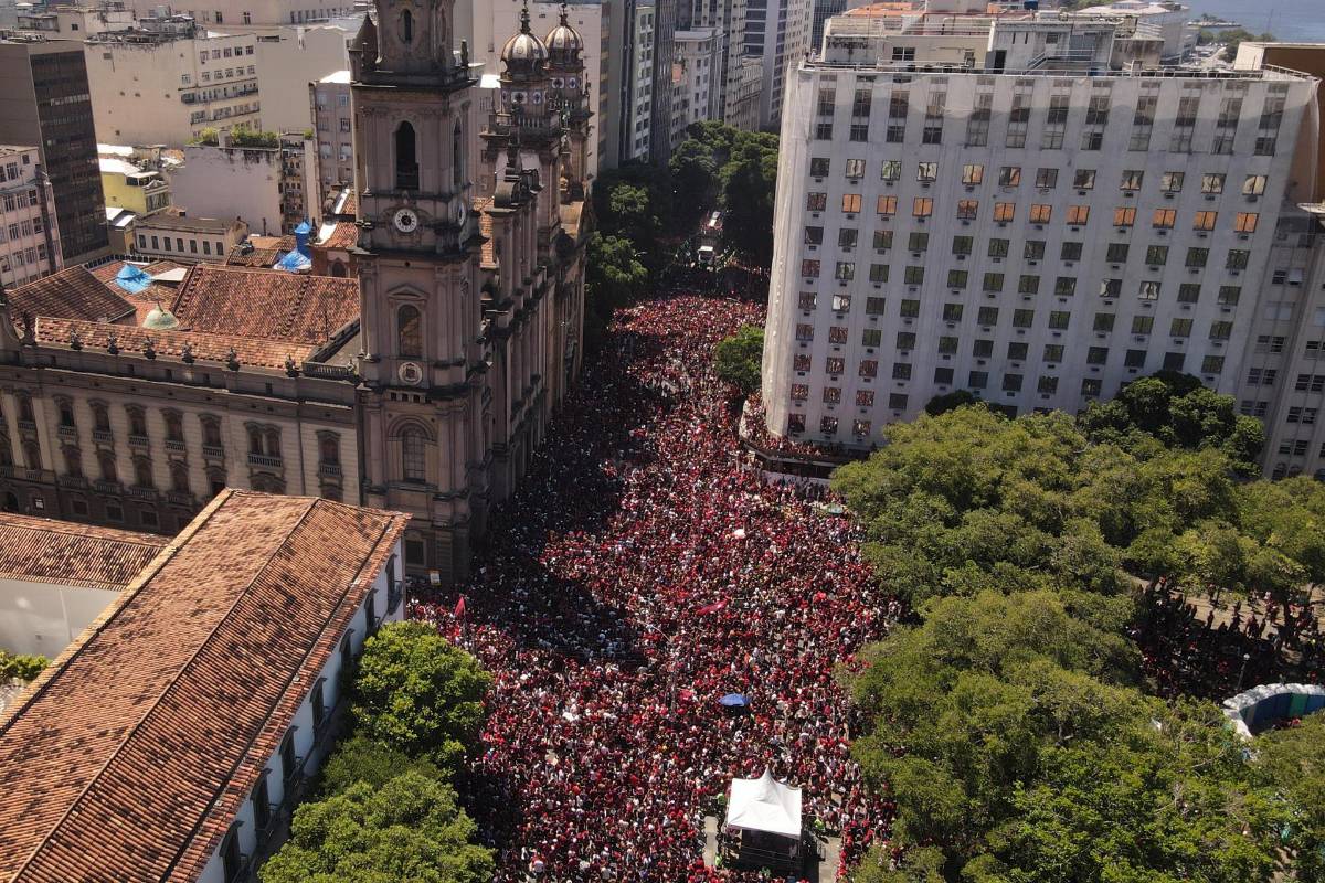 ¡Insólito! jugadores de Flamengo quiebran la Copa Libertadores en los festejos y el método que utilizaron para repararlo