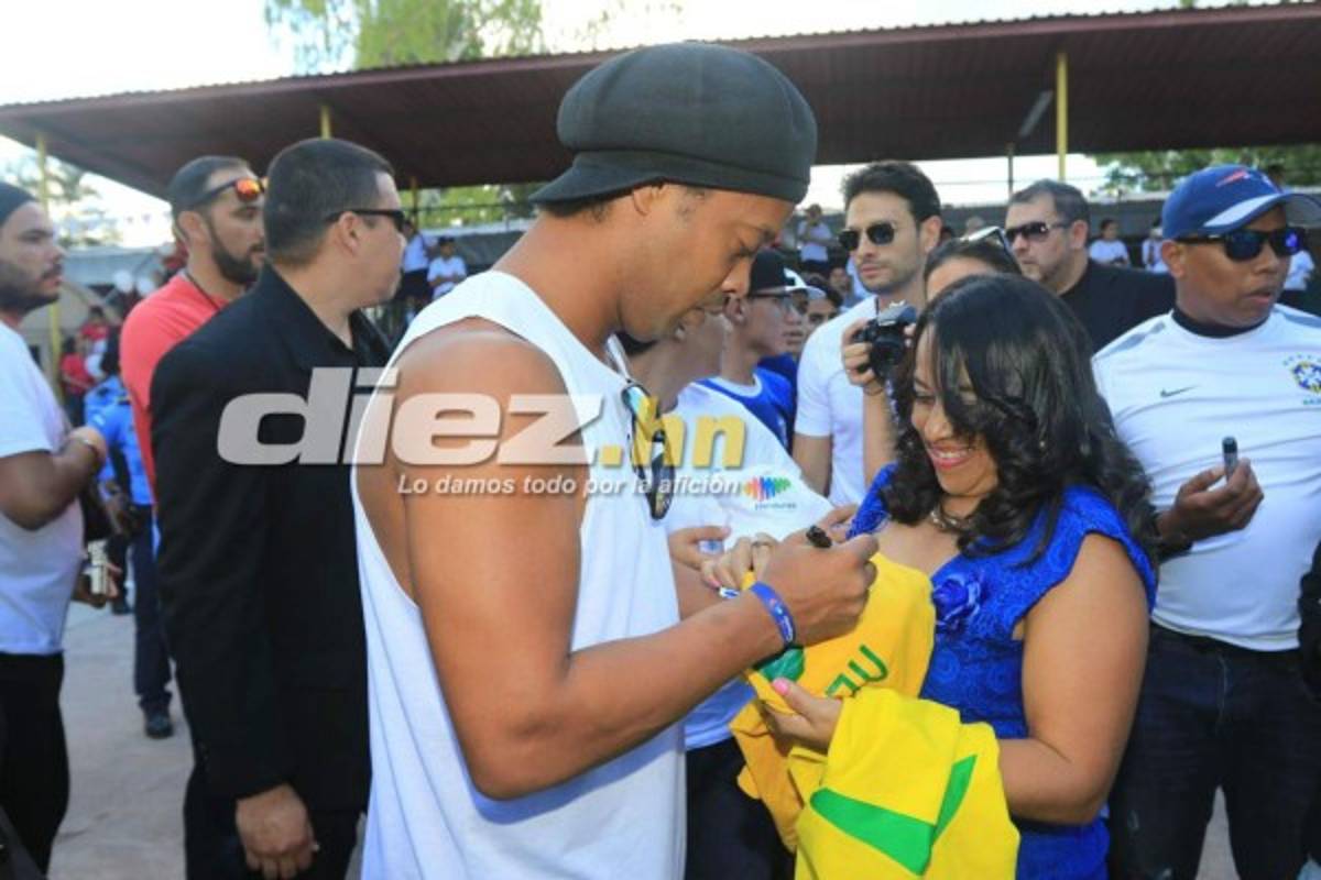 ¡Espectacular! Ronaldinho llevó tremenda felicidad a niños de Honduras