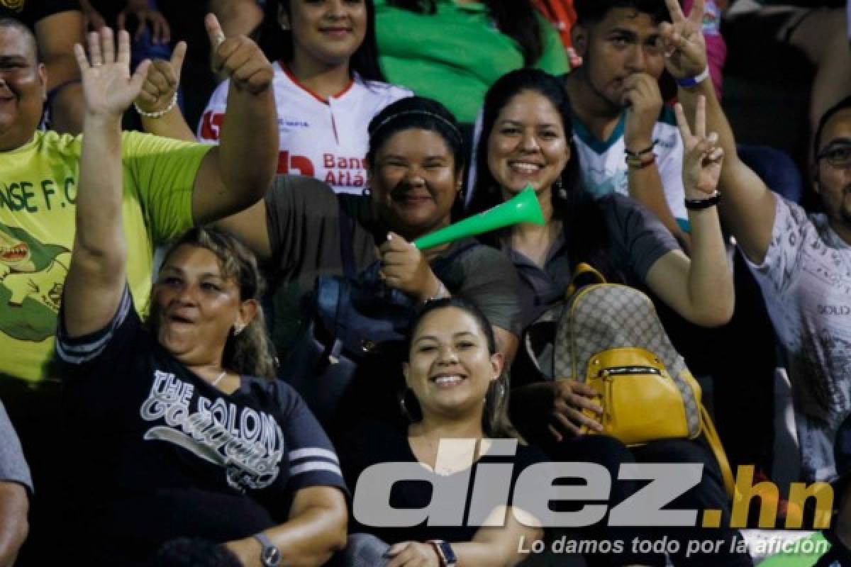 Bonito ambiente y mujeres bellas en Puerto Cortés durante el Platense-Olimpia