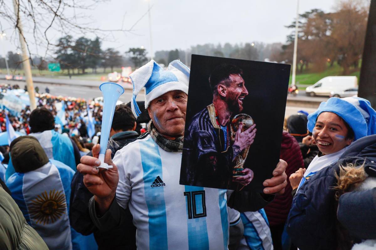¿Y Messi? Con la Policía, gran show y la alfombra roja en el regreso de Argentina