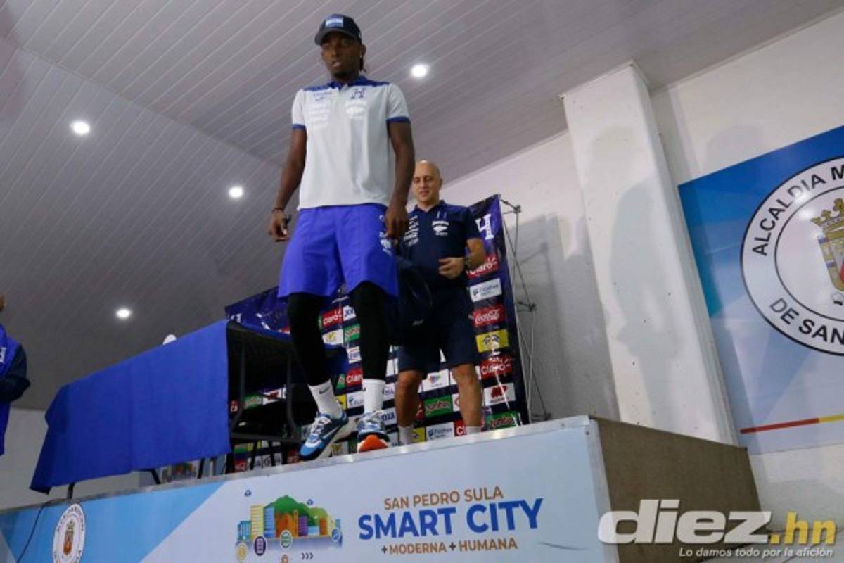 Aguacero: La lluvia suspendió el entrenamiendo de Honduras y cubrieron el césped con una lona