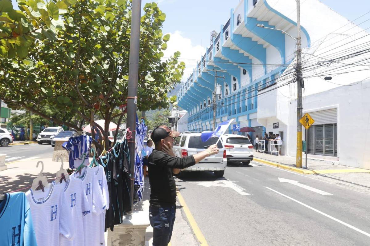 Honduras vs El Salvador: Elsa Oseguera ya llegó a poner orden, La More con seguridad privada y el ambiente afuera del Morazán