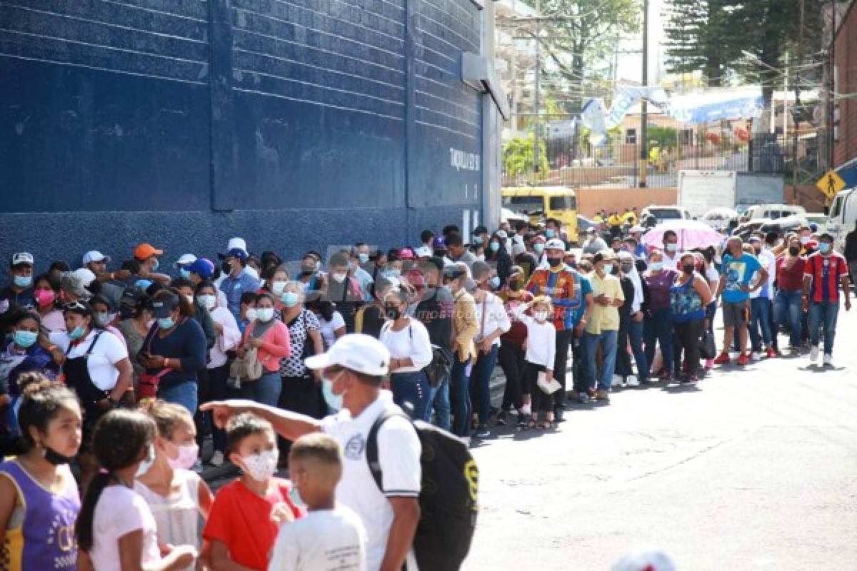 Fotos del día: Derroche de belleza con palillonas, la guacamaya gigante y todo el ambiente en el estadio Nacional