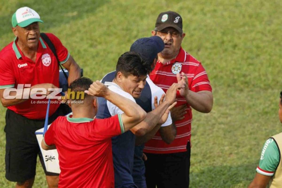 EN FOTOS: La lluvia de golpes y patadas entre técnicos de Marathón y Motagua