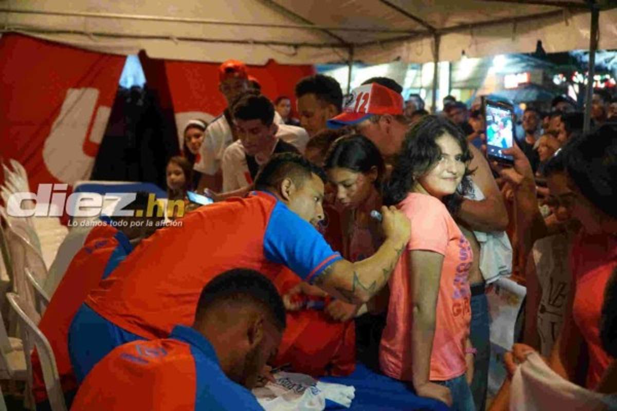 Yustin Arboleda se viste de blanco y se deja querer por la afición del Olimpia