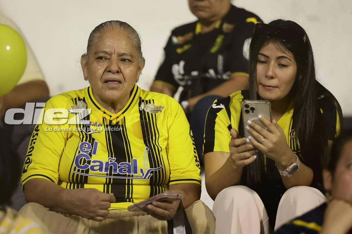 Bellas mujeres y gran ambiente en el estadio Morazán por el Real España-Alajuelense de la Liga Concacaf