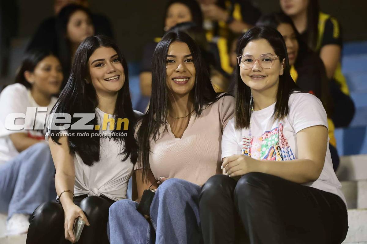 Bellas mujeres y gran ambiente en el estadio Morazán por el Real España-Alajuelense de la Liga Concacaf