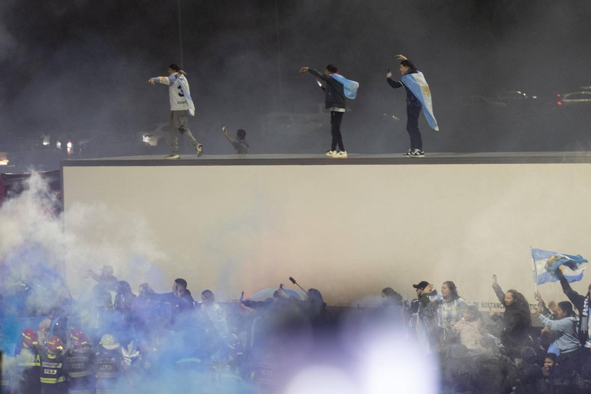 ¿Y Messi? Con la Policía, gran show y la alfombra roja en el regreso de Argentina