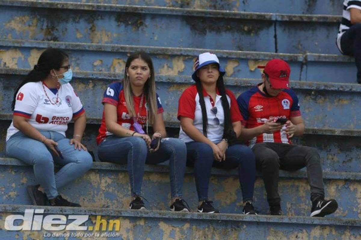 Las hermosas mujeres y el ambiente del clásico Motagua-Olimpia en el estadio Nacional