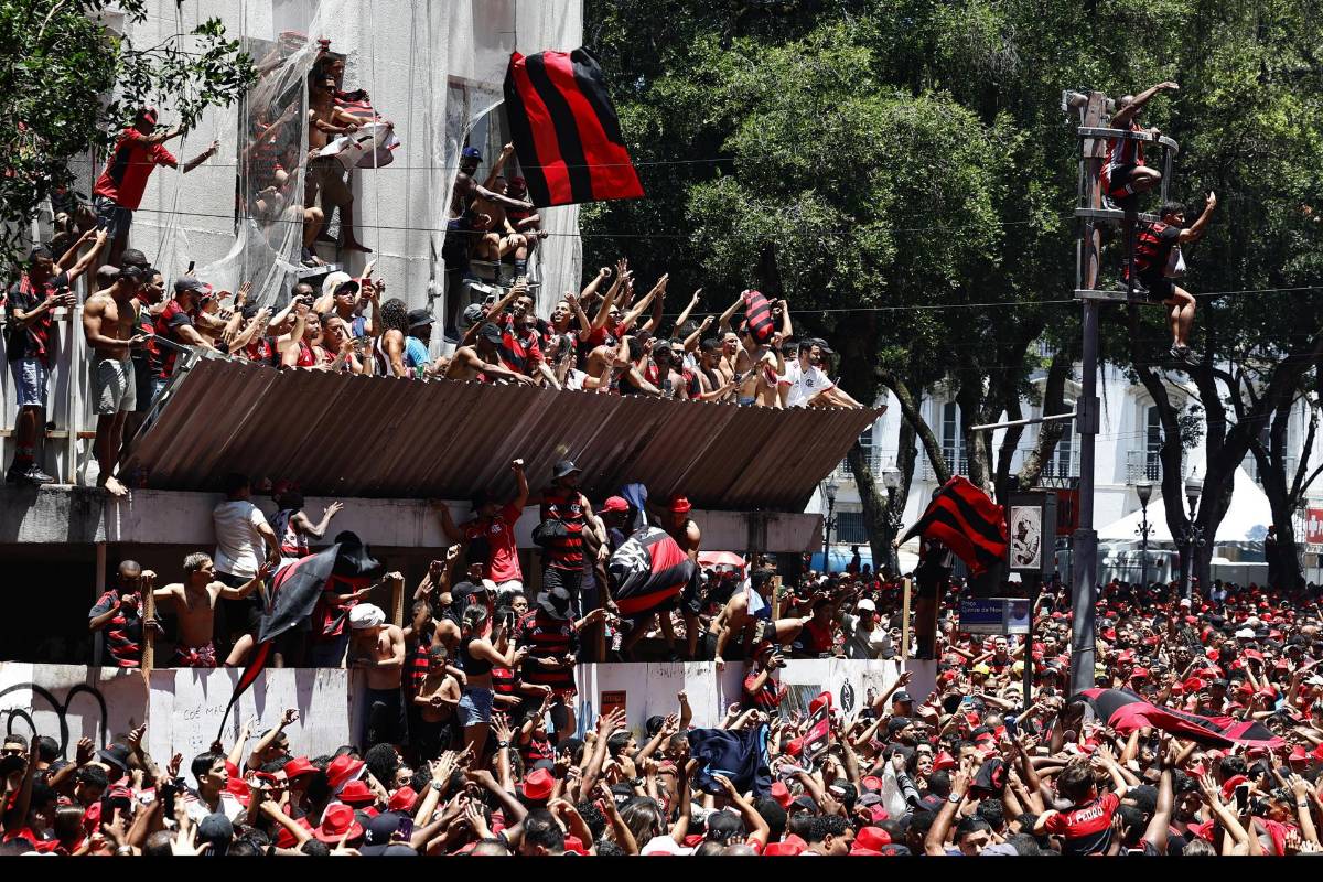 ¡Insólito! jugadores de Flamengo quiebran la Copa Libertadores en los festejos y el método que utilizaron para repararlo