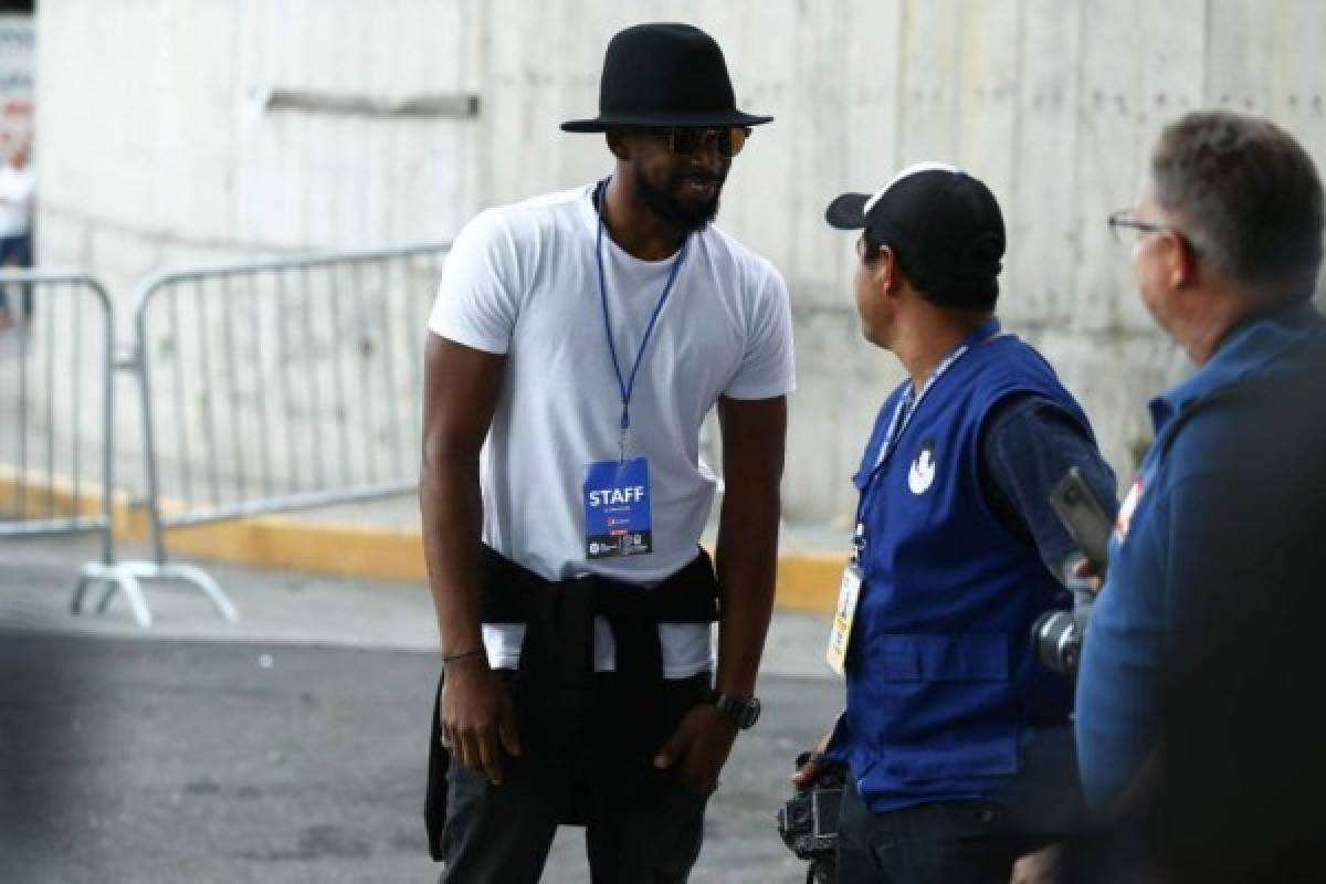 Maynor Figueroa, curioseando el celular a su esposa y Michaell Chirinos viendo a Olimpia