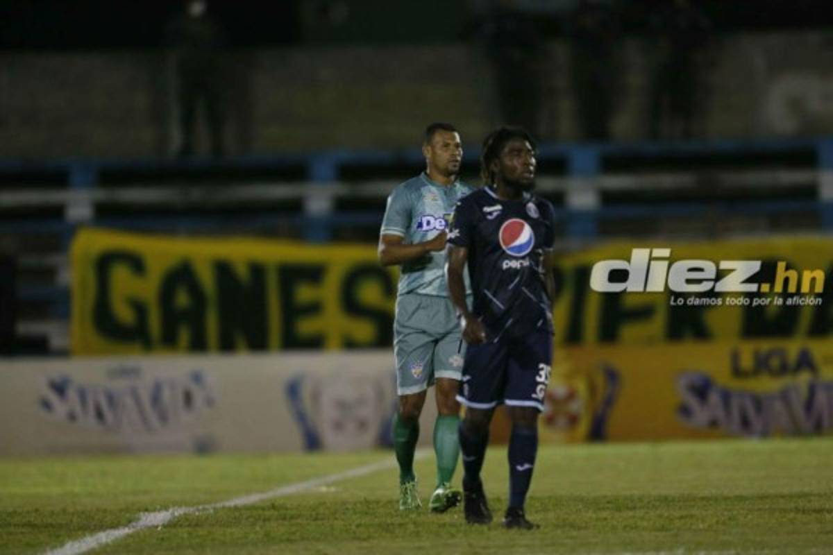 Fotos: La bronca de Obed con Carlos Pineda y el portero del Real de Minas que jugó de delantero