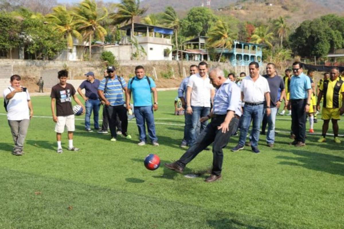 FOTOS: Espectacular cancha frente a la playa fue inaugurada en Amapala