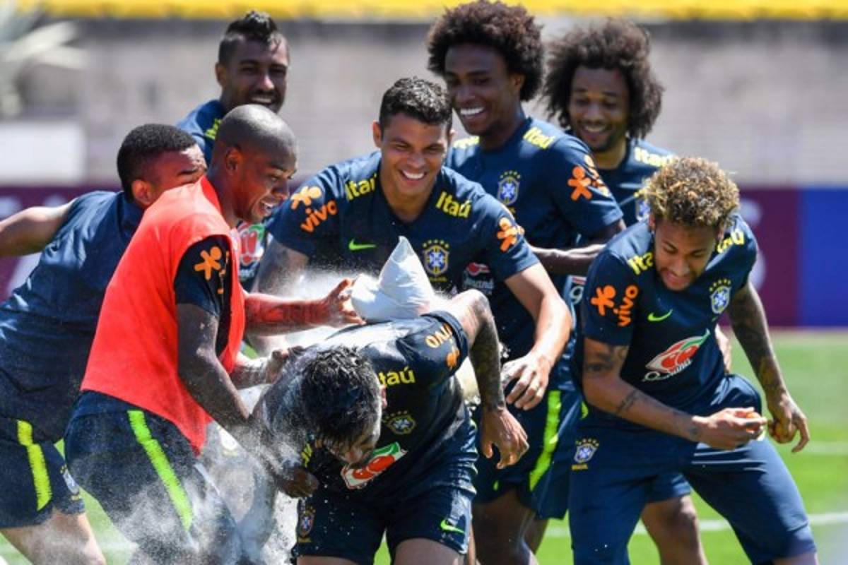 El ataque con huevos de Neymar a Coutinho en el entrenamiento de Brasil en Rusia