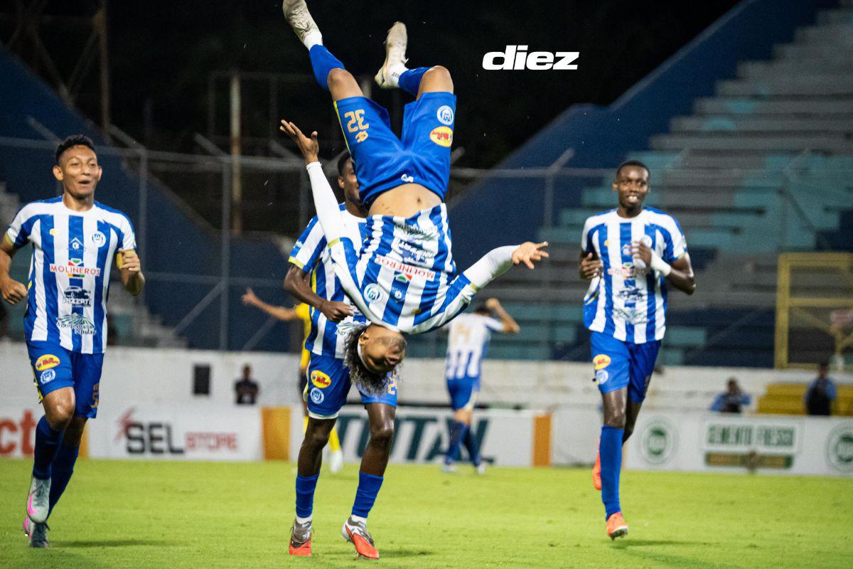 La celebración acrobática de Dester Mónico tras sentenciar el triunfo sobre Real España. (Foto Mauricio Ayala)