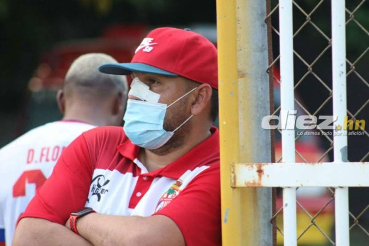 Fotos: La bronca de Obed con Carlos Pineda y el portero del Real de Minas que jugó de delantero