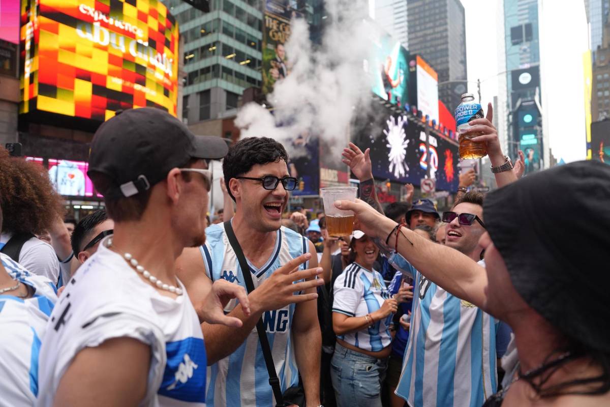 La bellas argentinas engalanan Times Square en el tremendo banderazo previo a la final