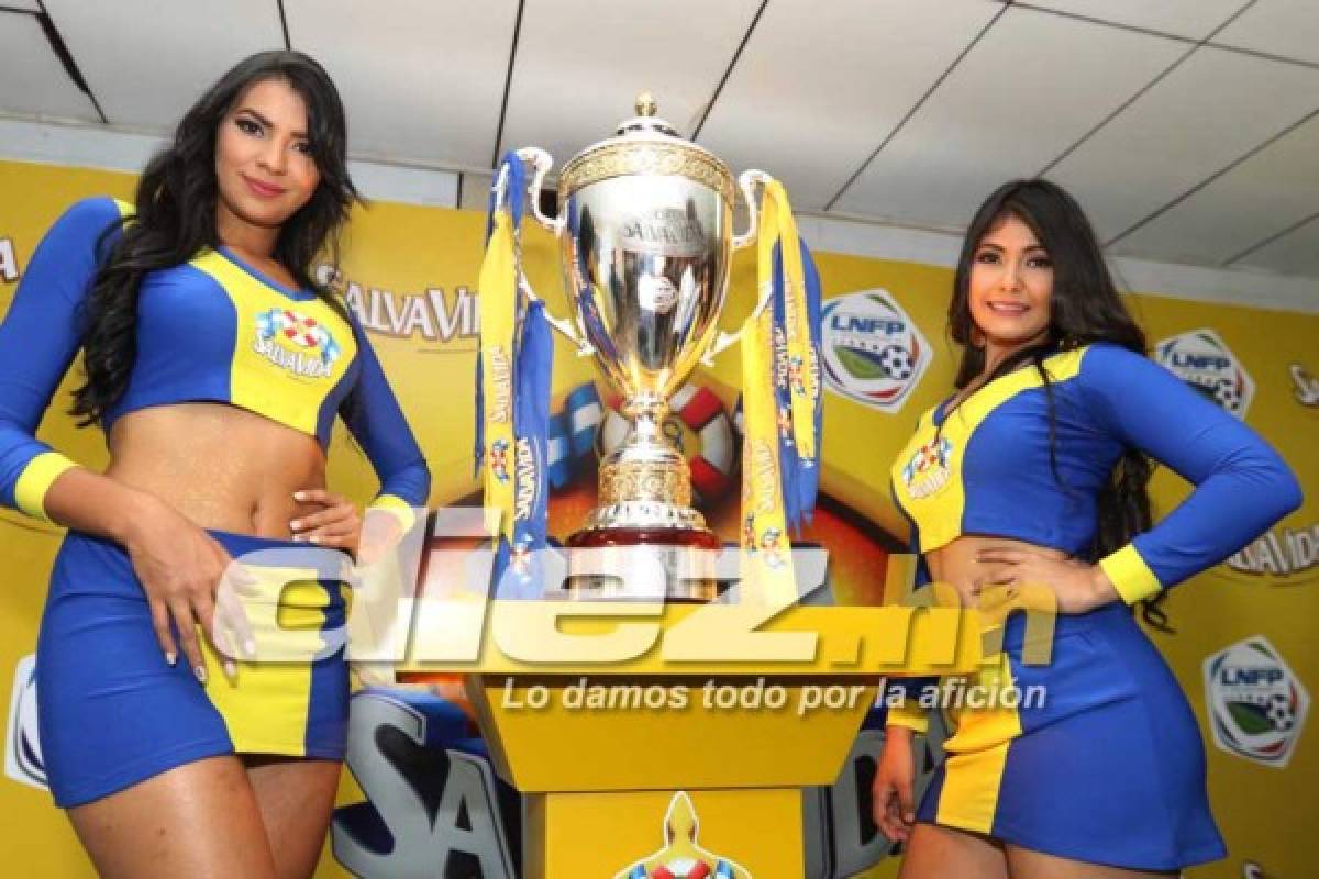 FOTOS: Clara y Bella, las muñecas que adornaron la Copa de campeón