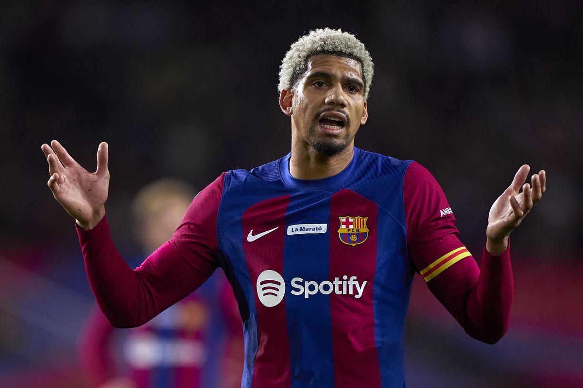 Ronald Araujo, de 24 años, interesa al Bayern Múnich y ya le presentaron el proyecto deportivo.