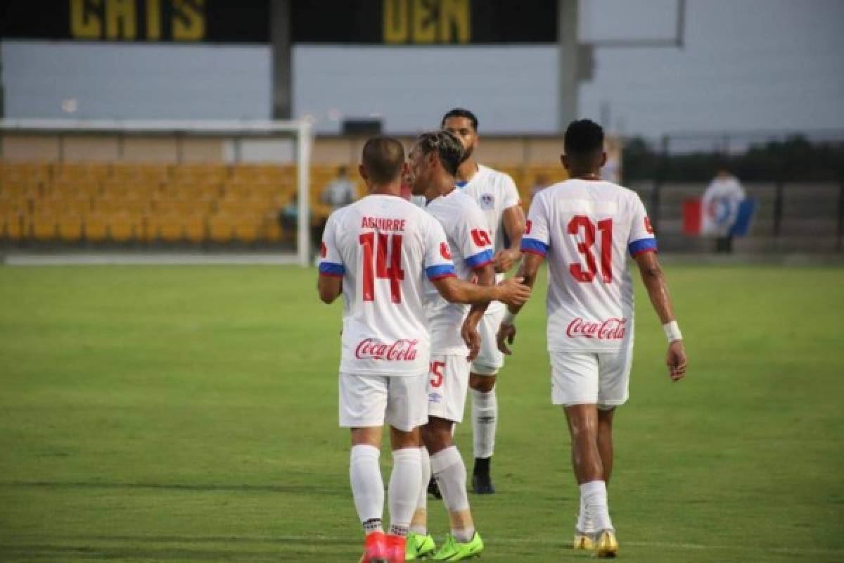 La catracha de rizos 'radiantes', Troglio aclamado y el hincha de lujo en las gradas del amistoso de Olimpia