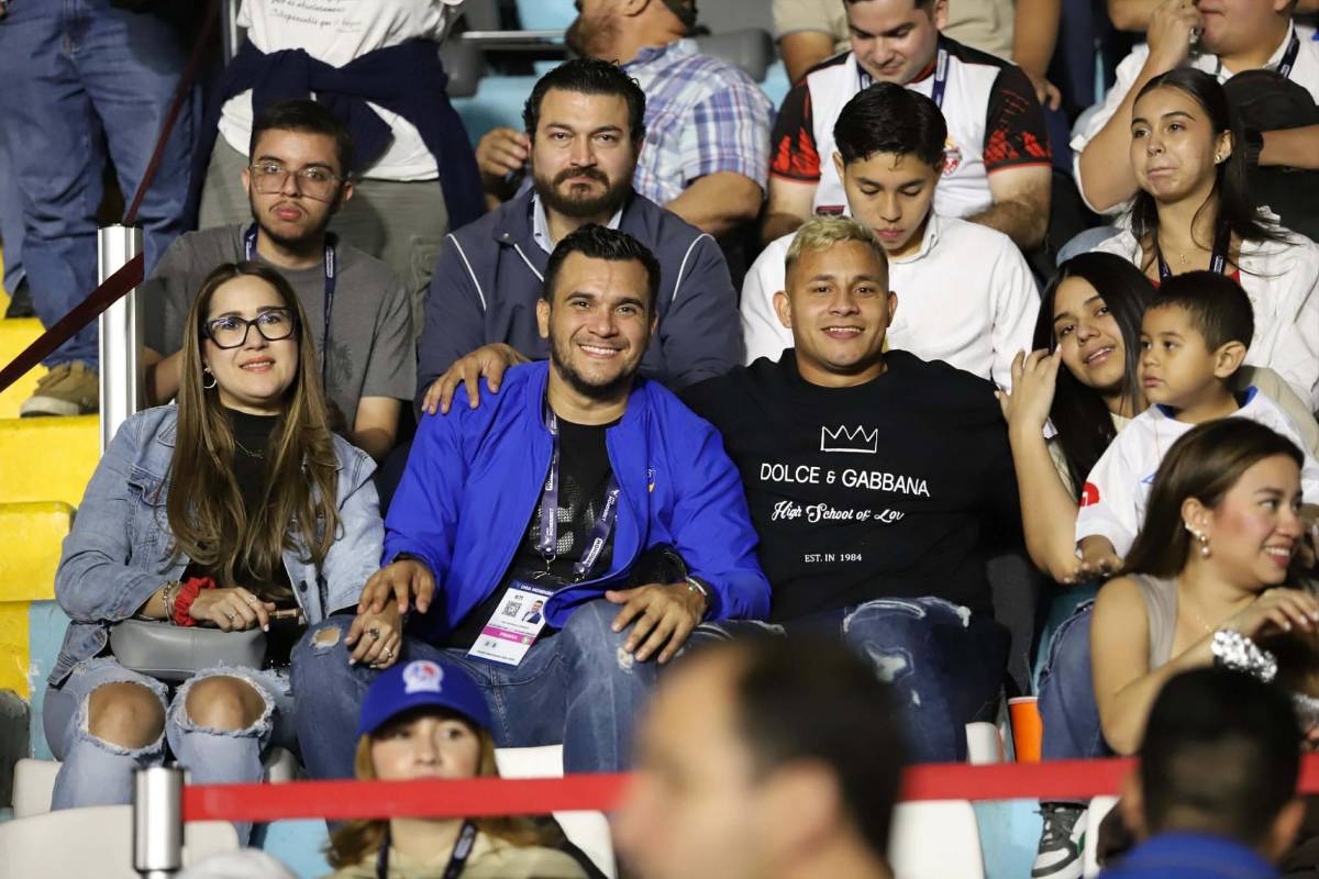 La Cybertruck de la 40, jugador casi se traga un confeti, los chalecos y locura de Espinel: las fotos más curiosas del título del Olimpia