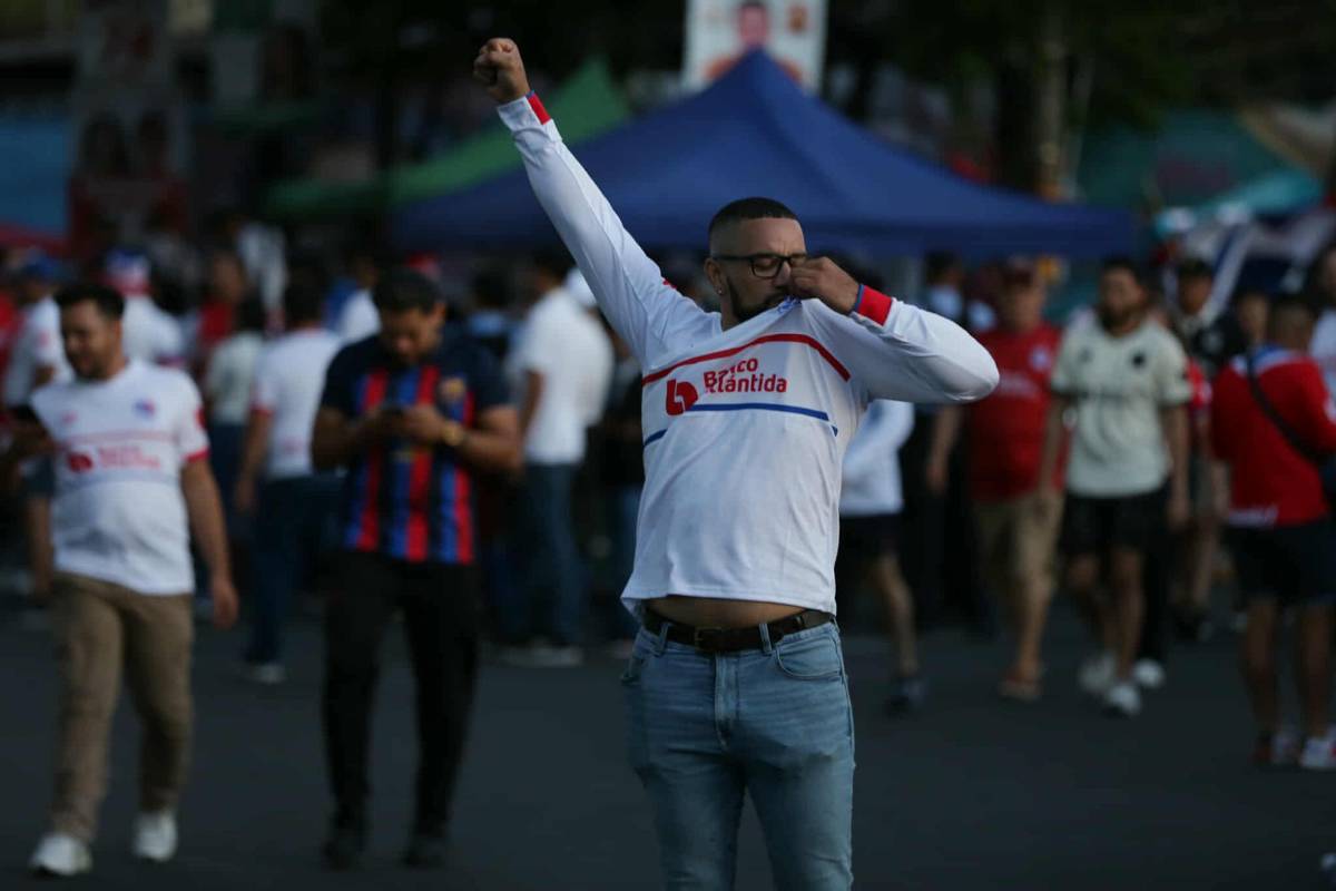 Aficionada se lleva las miradas, lindas fanáticas y la camisa que todos valoran en el Olimpia vs Alajuelense
