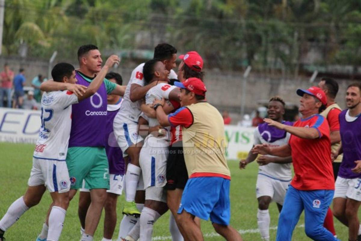 El emotivo festejo de Pedro Troglio, Firulais en la cancha y la fiesta blanca en Tocoa