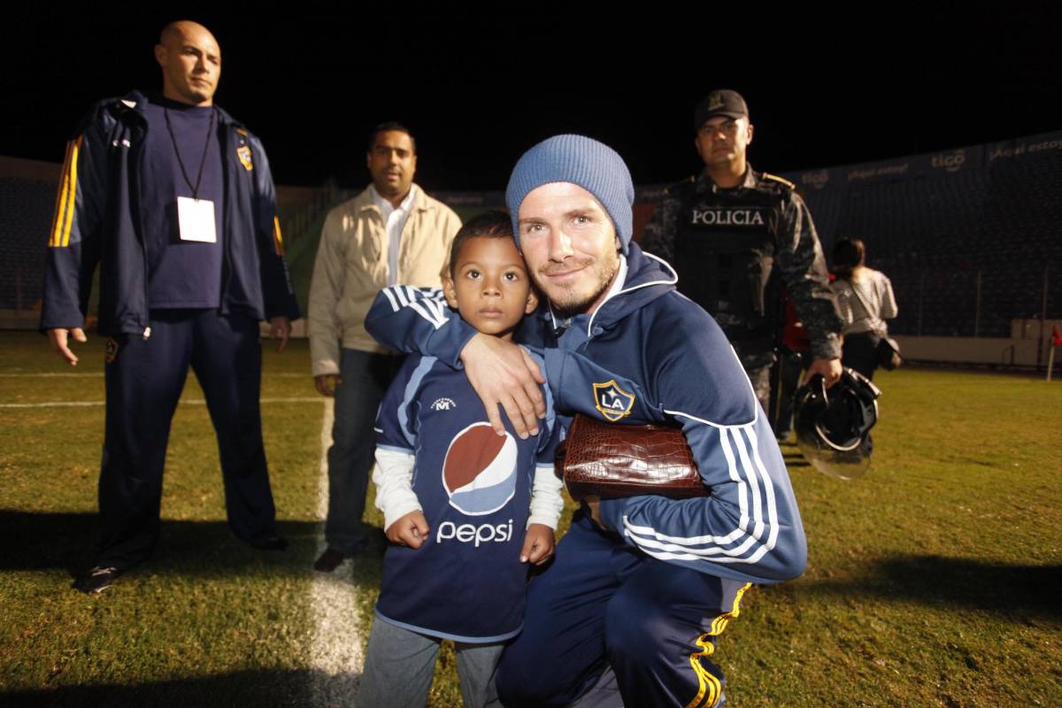 ¡Las mujeres enloquecieron! El día que David Beckham visitó Honduras y el Nacional explotó: ¿a quién regaló su camisa?