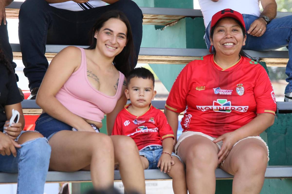 ¿Quién es la aficionada que robó suspiros? Ambientazo se vive con el partido del descenso entre Juticalpa FC y Real Sociedad