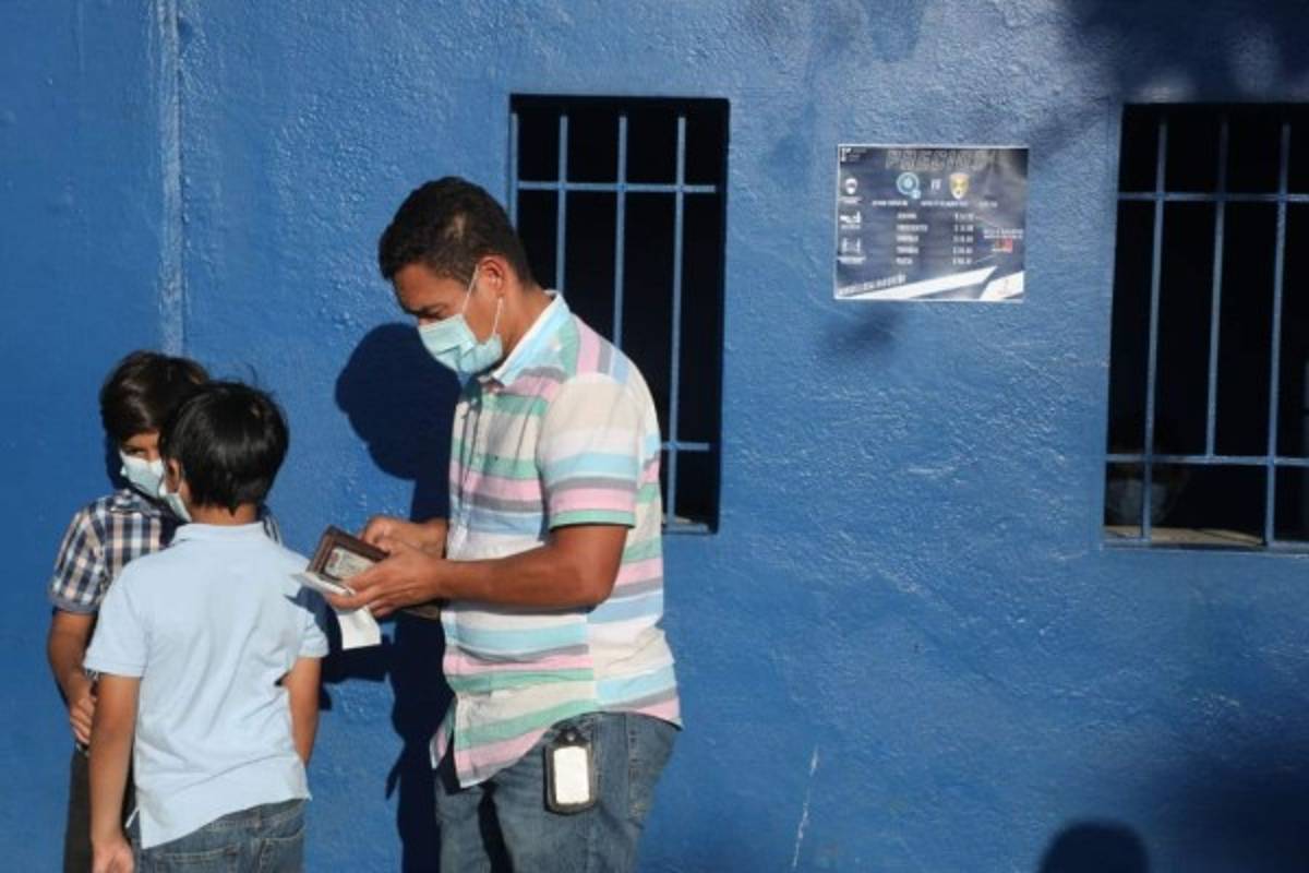 Los aficionados afuera del Cuscatlán, el cubano que llegó casi al entretiempo y la celebración de Alphonso Davies