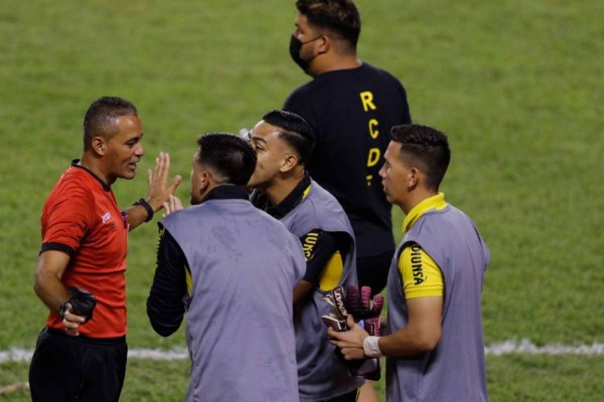 Peleas en las gradas y patadas entre jugadores; así de bravo fue el Real España-Marathón