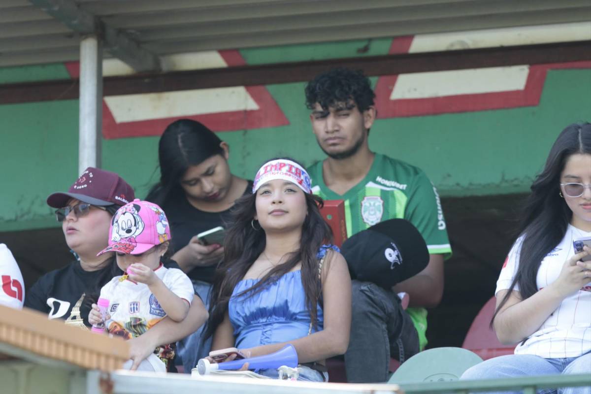 La argentina que robó miradas en el Marathón vs Olimpia: Jugador llegó con suéter entre el calor predominante y el hermoso color del ambiente