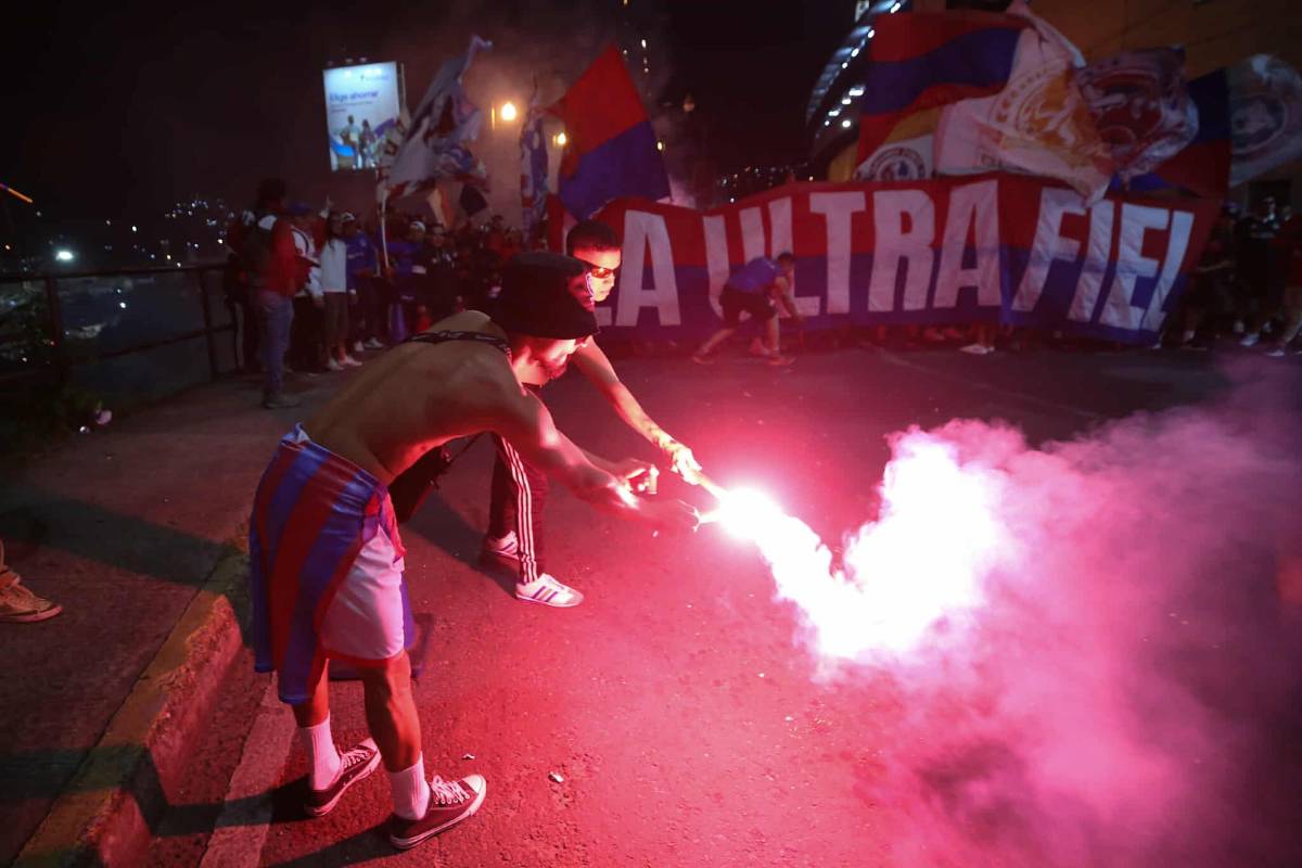 Aficionada se lleva las miradas, lindas fanáticas y la camisa que todos valoran en el Olimpia vs Alajuelense