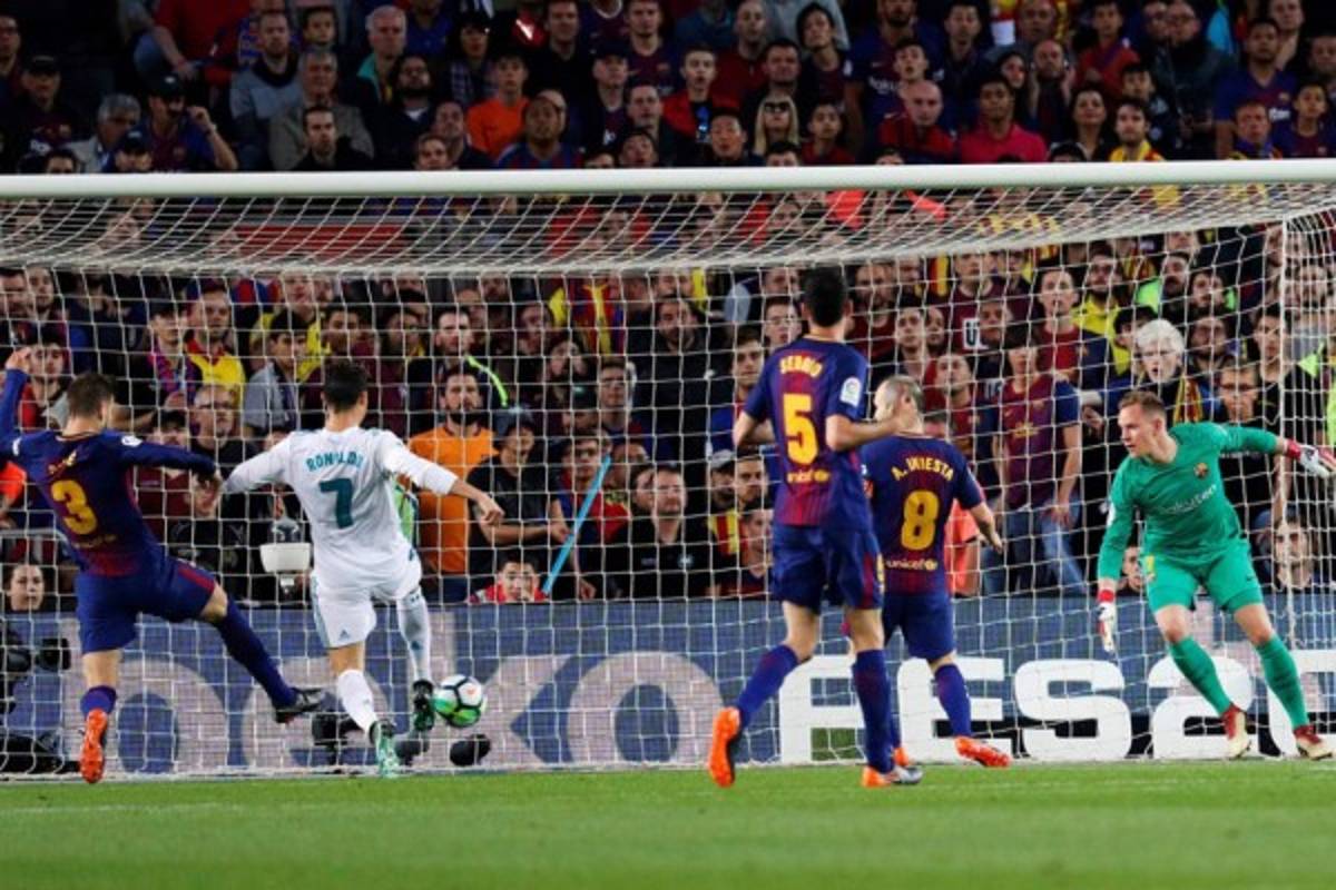 NO SE VIO POR TV: El saludo de Cristiano con Messi y el gesto de Piqué con CR7