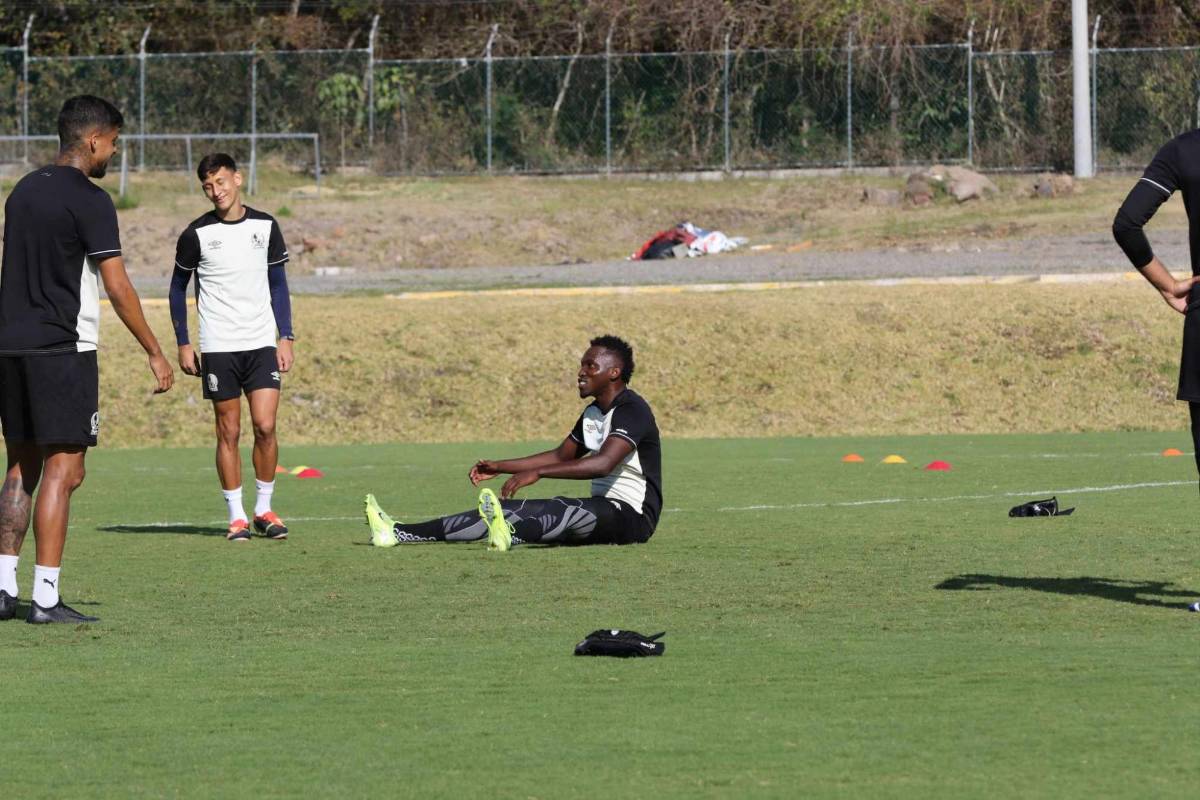 Futbolistas del Olimpia reciben los trofeos de Premios DIEZ, nuevo look ¿Posible sorpresa en el 11 titular?