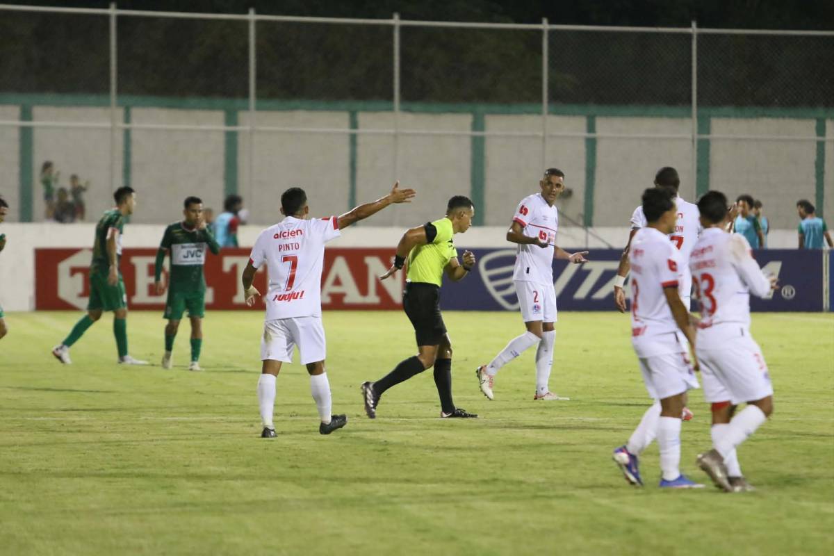 ¿Entró la barra del Olimpia? Infiltrados, Platense llevó bellezas a las gradas y así se quitó la ansiedad Chirinos