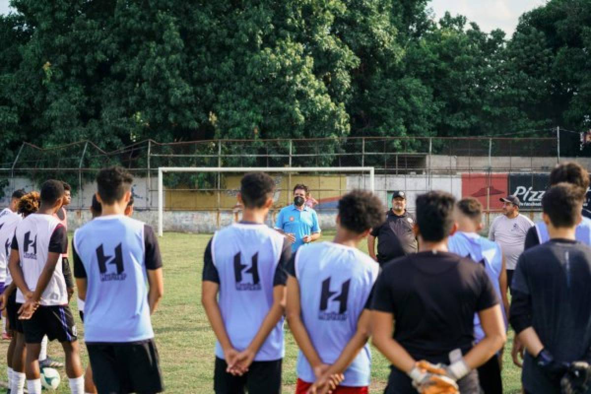 Extraña las canchas: así fue captado el entrenador Héctor Vargas en su visita a prestigiosa academia sampedrana