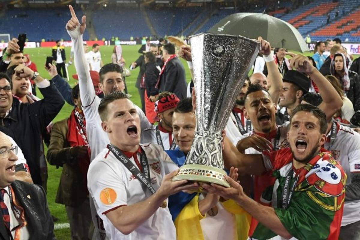 Locura de jugadores y aficionados del Sevilla por su título de Europa League