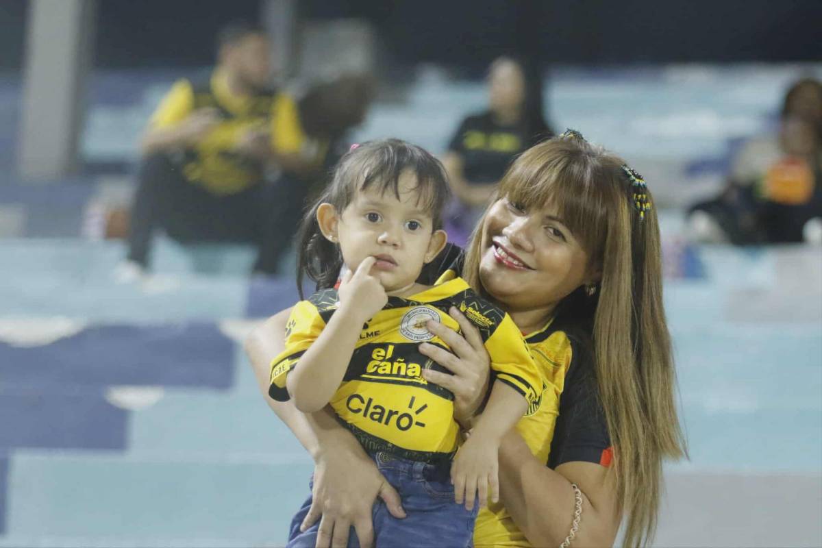 El amor invade a Nixon Cruz, vuelve tras meses lesionado y aficionada de Choloma se lleva las miradas en el juego que triunfó Real España