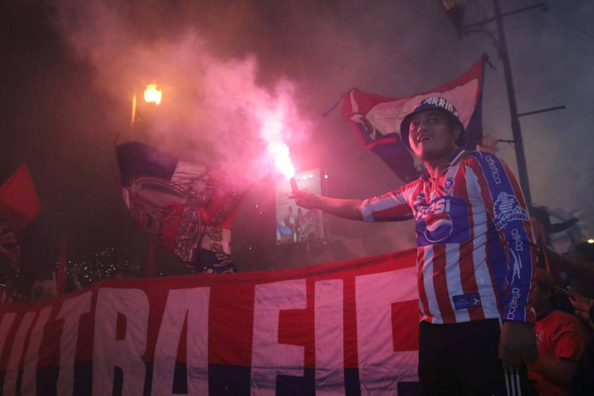 La fiesta que armó la Ultra Fiel, hermosas chicas, el estreno de la pantalla LED y ¿por qué se retrasó el Olimpia vs Motagua?