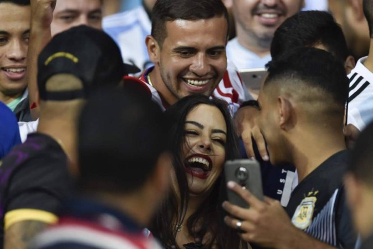 ¡HERMOSA! Larissa Riquelme se roba el show en el Argentina-Paraguay de la Copa América  