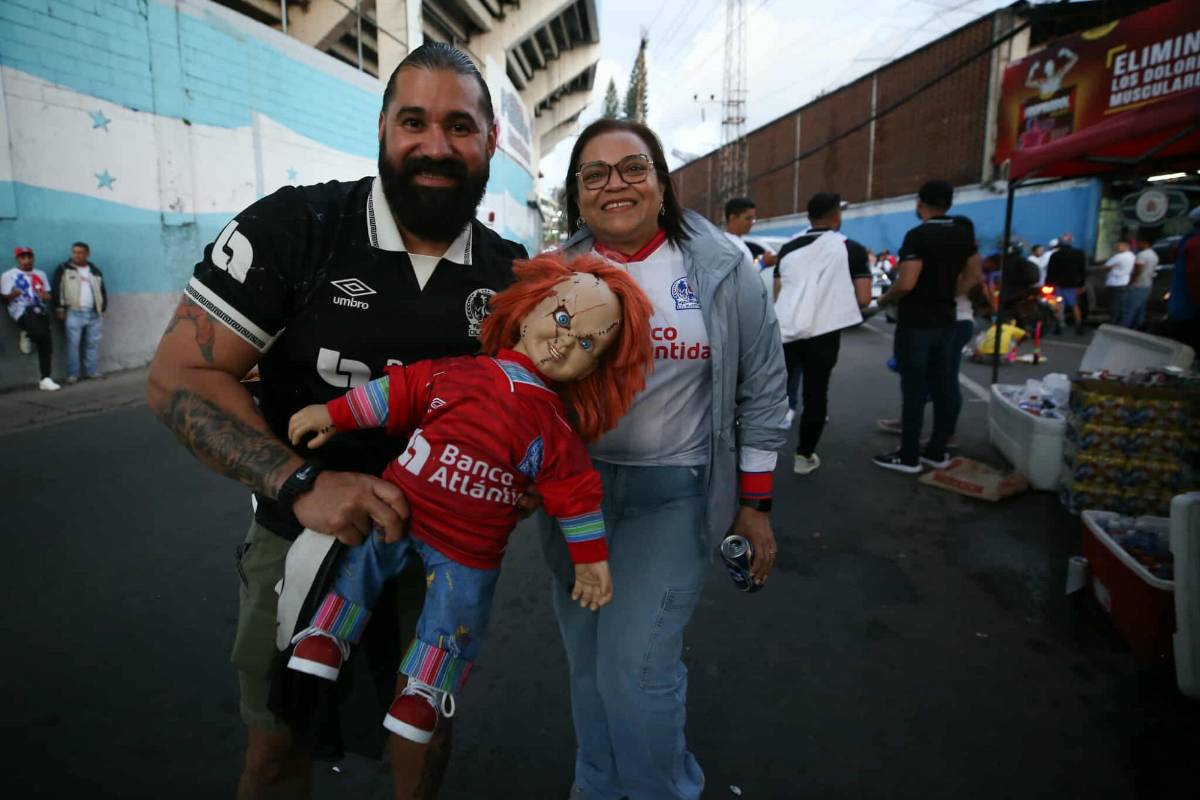 Aficionada se lleva las miradas, lindas fanáticas y la camisa que todos valoran en el Olimpia vs Alajuelense