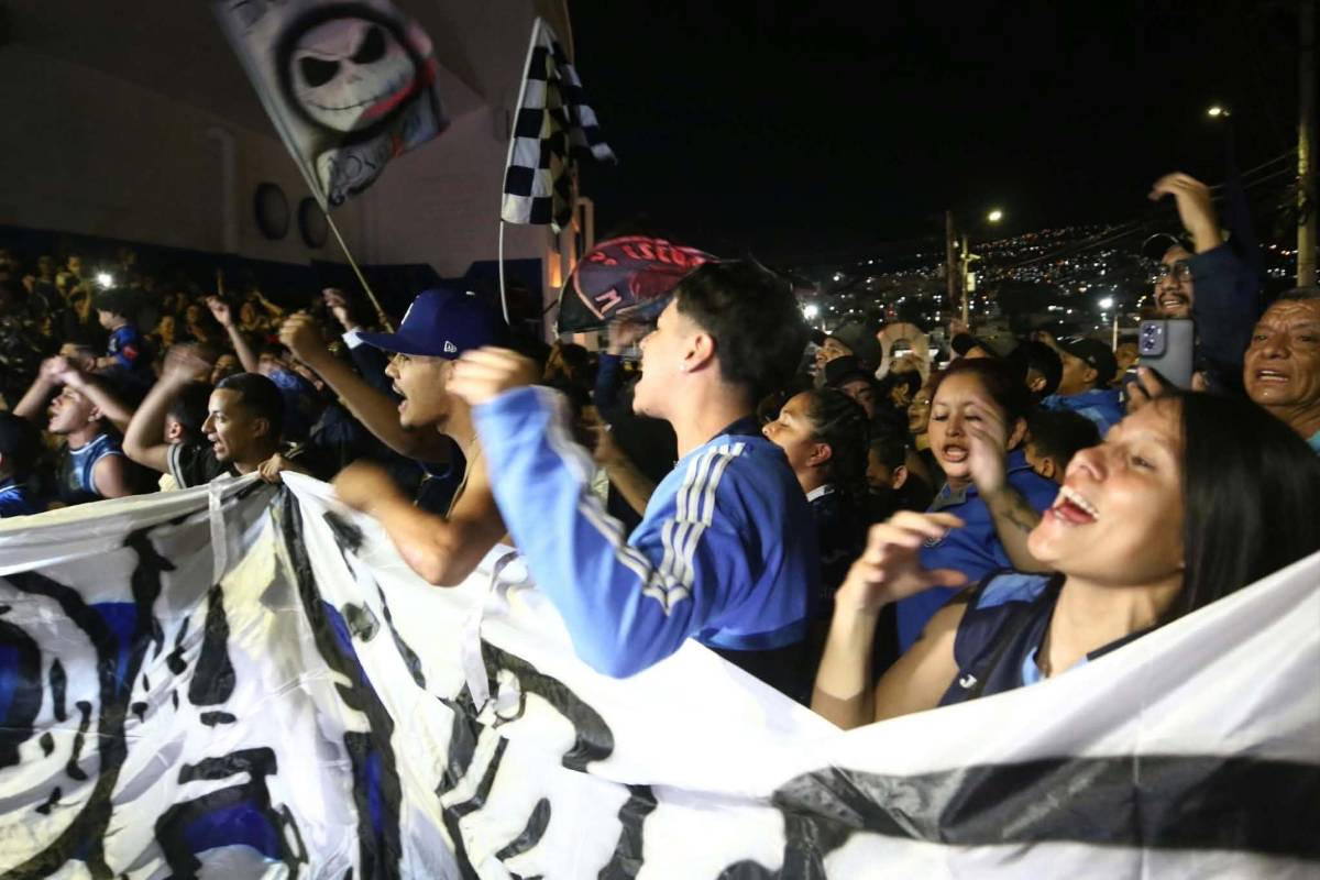 ¡Locura! Afición de Motagua arropa al club con banderazo; niño sorprende a Javier López