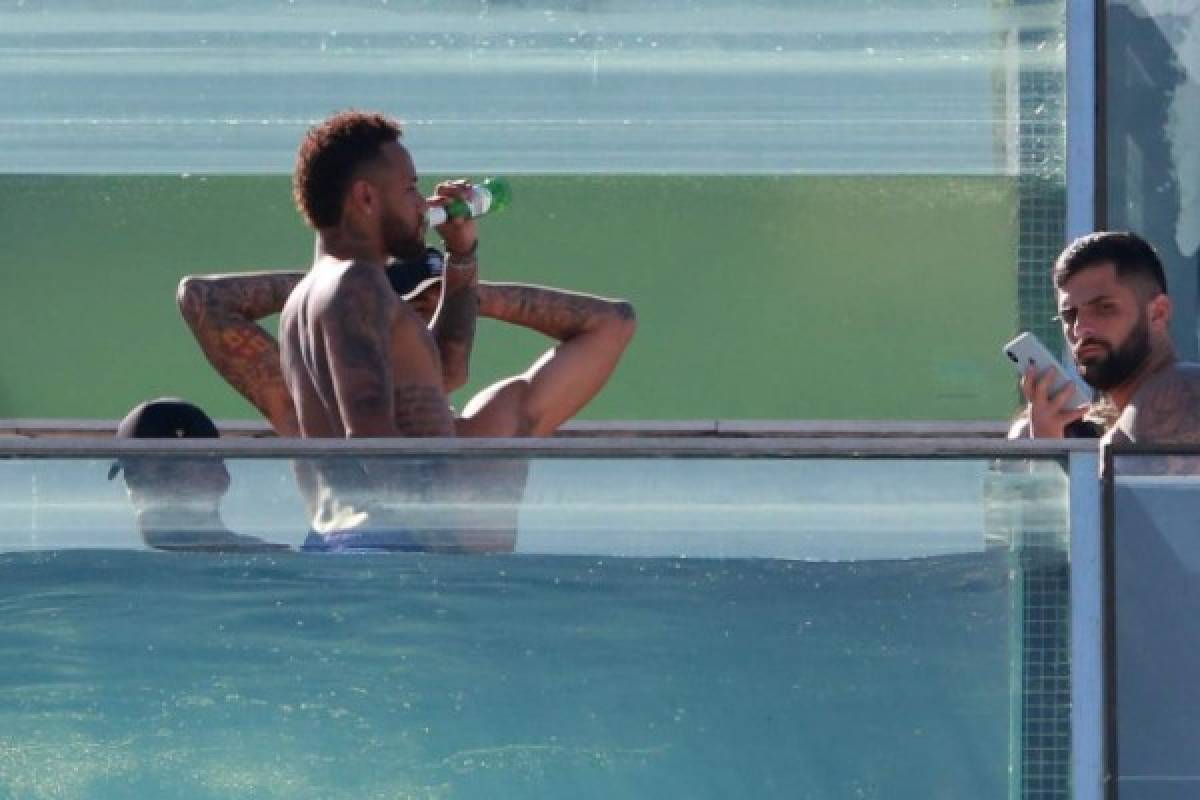 Entre cervezas y amigos, así son las vacaciones de Neymar en Río de Janeiro