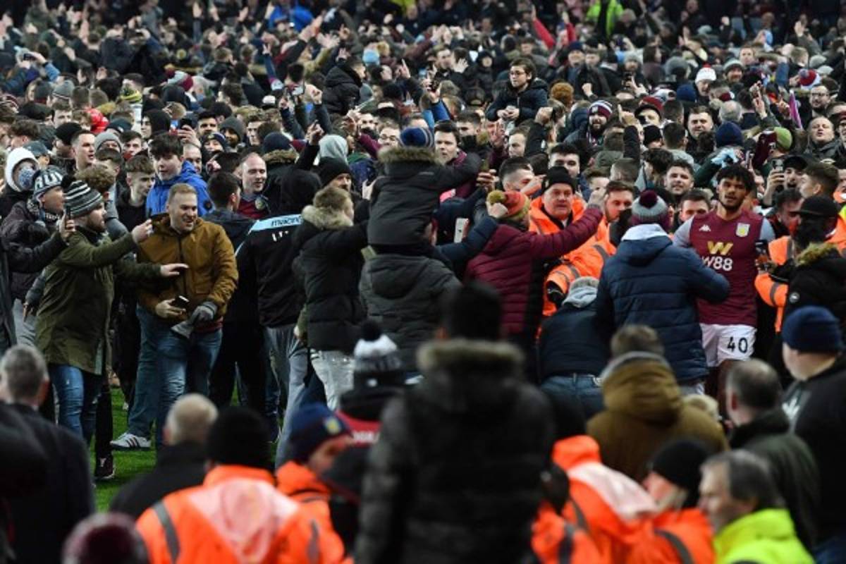 Locura e invasión de los aficionados del Aston Villa tras clasificar a una final 10 años después