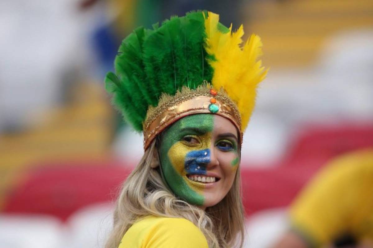 Garotas ponen belleza en el Mundial de Rusia en juego de Brasil-Bélgica