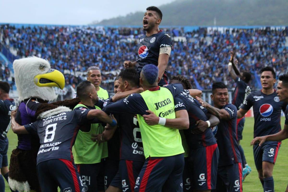Los futbolistas del Motagua celebran uno de los tres goles ante Real España en la final de ida del Clausura.