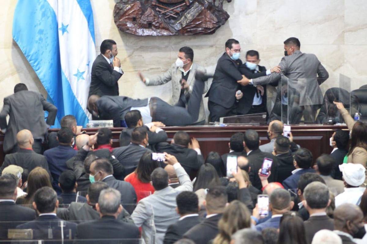 Las fotos del zafarrancho: Patadas y manotazos en el Congreso Nacional; exfutbolista Osman Chávez impuso respeto